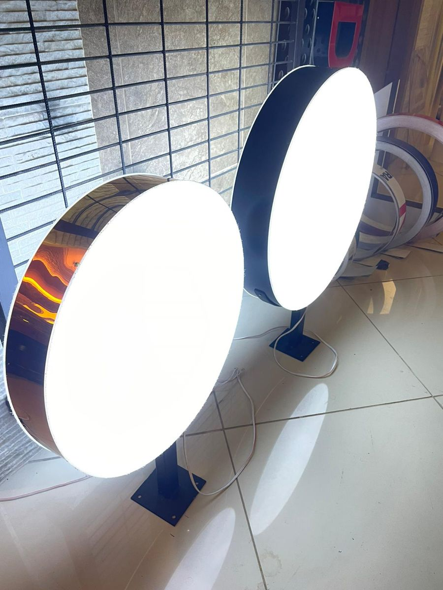 Contoh desain neon box minimalis modern untuk kafe dan restoran