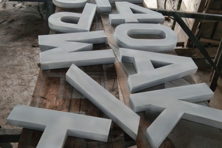 Huruf timbul bahan akrilik menyala dengan harga paling murah dan hasil pengerjaan sangat rapi profesional.