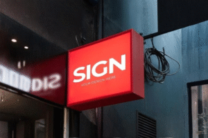 Neon box akrilik menyala terang di depan ruko Cikarang Utara pada malam hari untuk promosi bisnis.