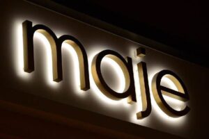 Pemasangan huruf timbul akrilik menyala di sebuah kantor kawasan Jakarta Timur oleh tim teknis profesional berpengalaman.