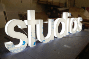 Huruf timbul akrilik menyala dengan lampu LED warna-warni untuk papan nama toko di Cikarang.