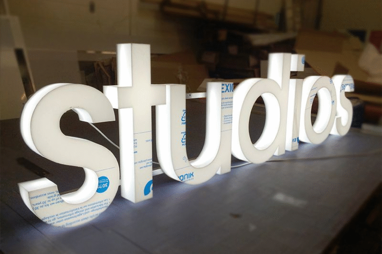 Huruf timbul akrilik menyala dengan lampu LED warna-warni untuk papan nama toko di Cikarang.