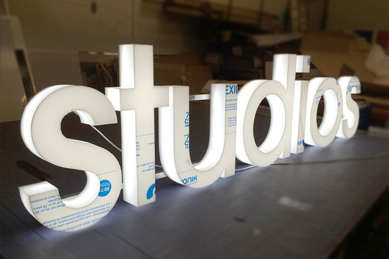 Huruf timbul akrilik menyala dengan lampu LED warna-warni untuk papan nama toko di Cikarang.